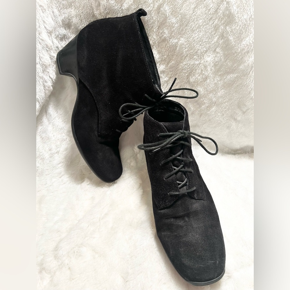 WOMENS SIZE 10M CLARKS ARTISAN LACE UP BLACK SUEDE HEELED ANKLE BOOTS